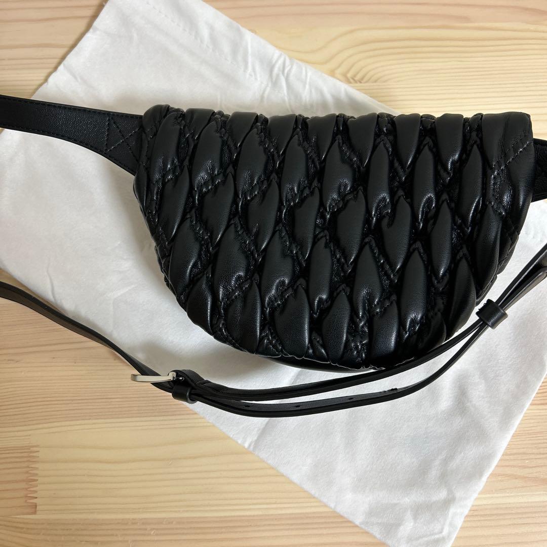 アルマーニエクスチェンジ　エンボスロゴミニボディバッグ