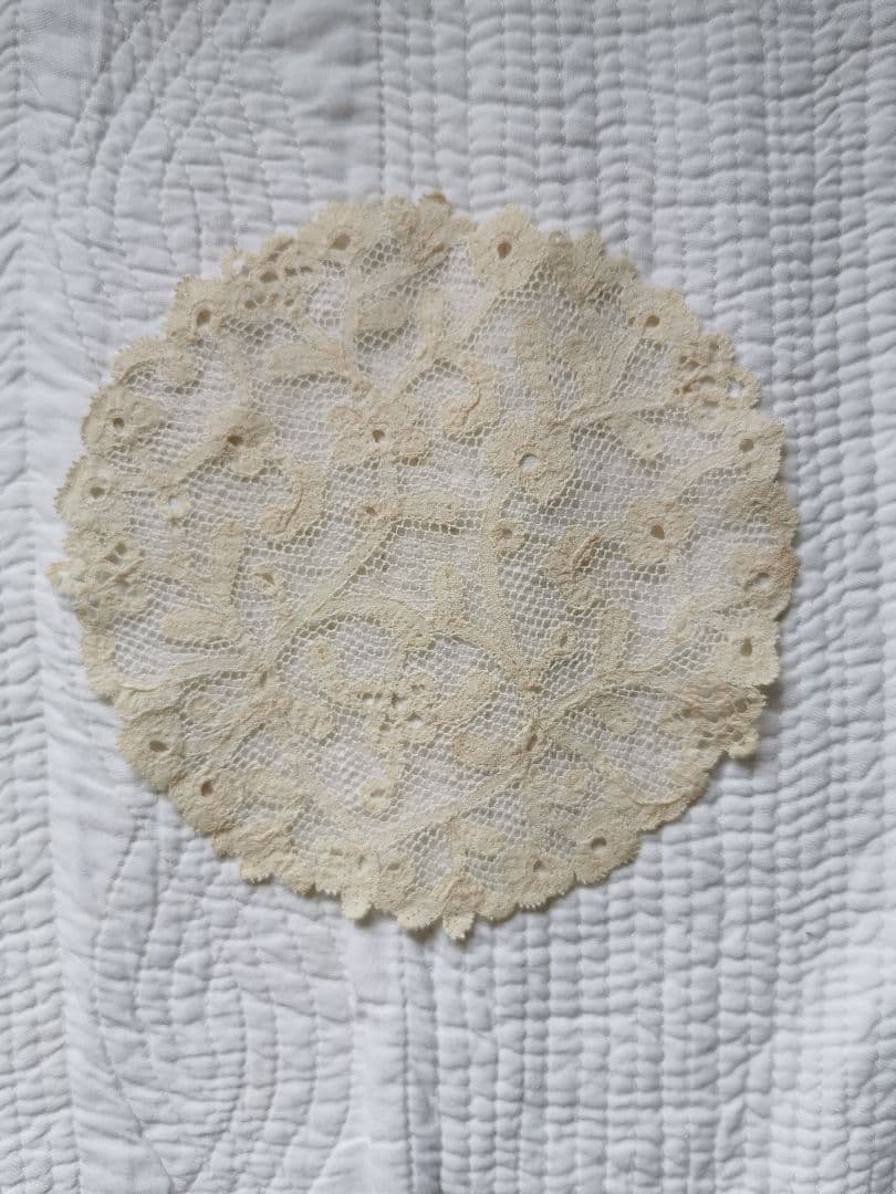 アンティーク 花が連続するリム 草花紋メッシュドイリー やや濃いアイボリートーン