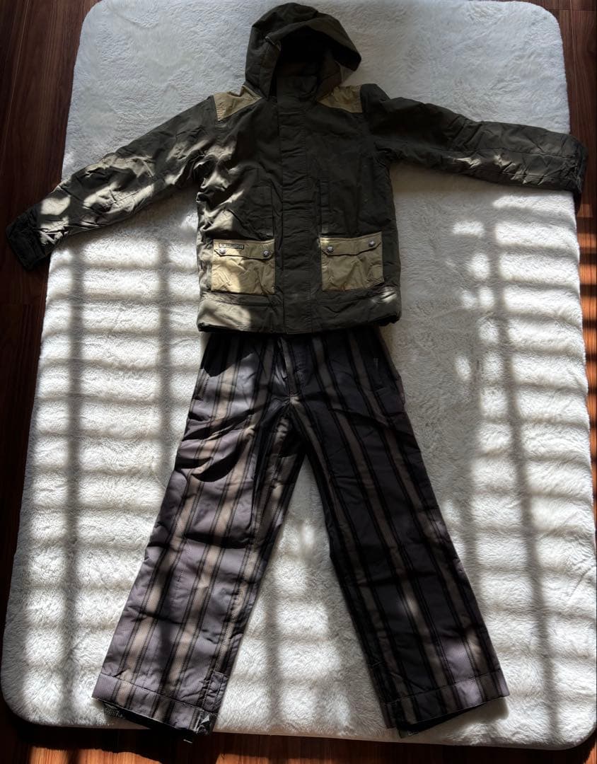 子ども用スノーボードウェア　（緑・茶）