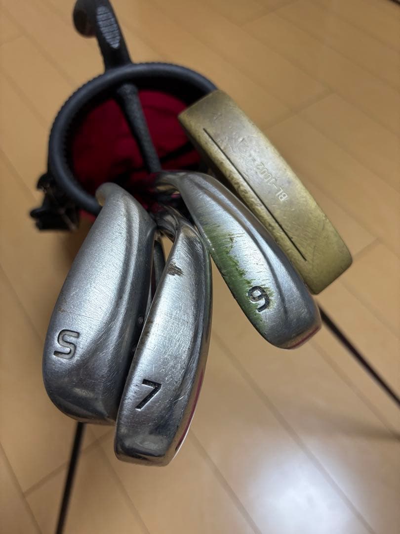 ピンク スタンド式ゴルフバッグ アイアン、パター、ゴルフボール付き