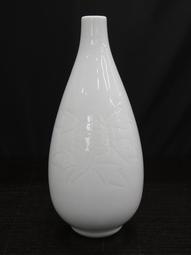 【未使用品】有田焼 人間国宝 井上萬二 作 白磁彫紋一輪差 花柄
