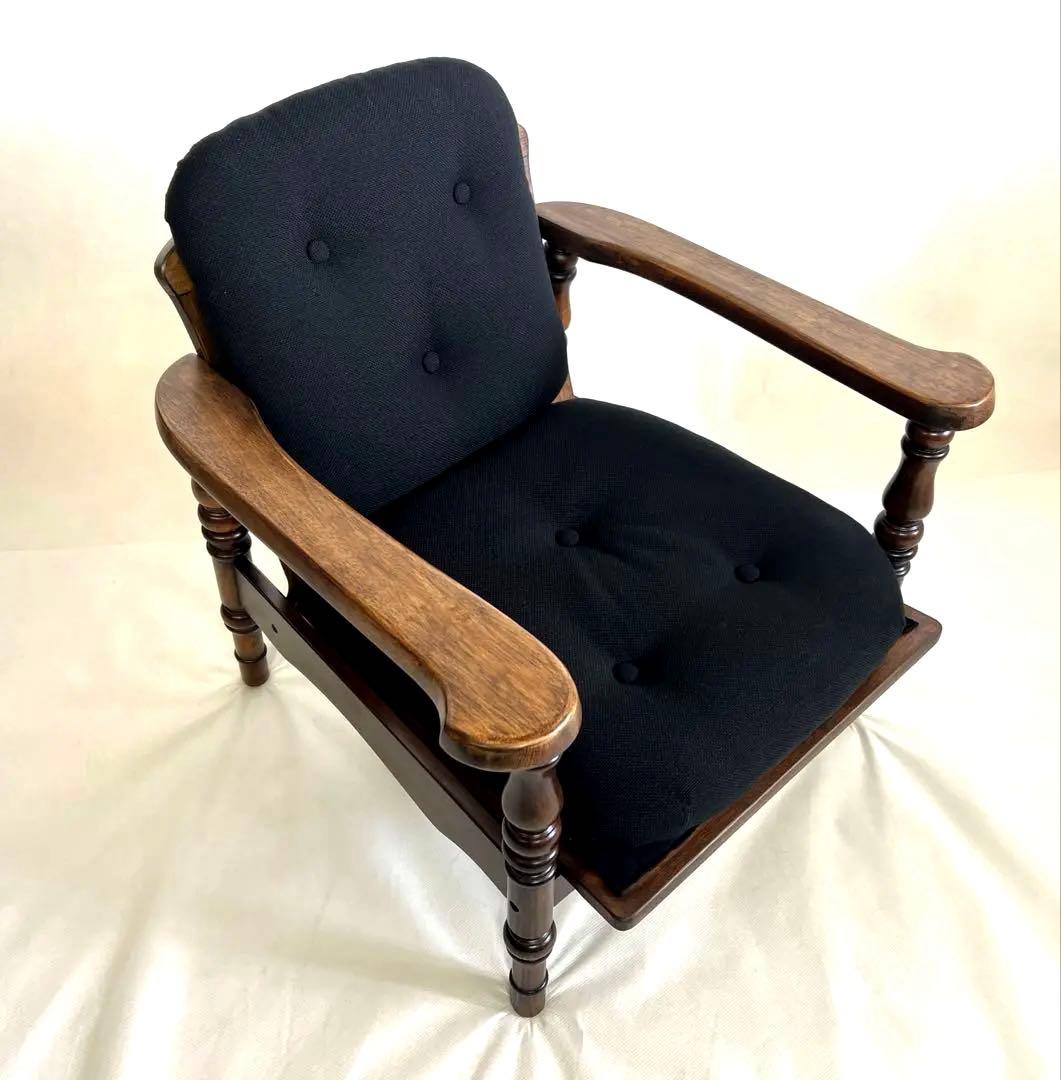 木製アームチェア・ 黒ファブリックソファ・ボタンクッション・ブラック