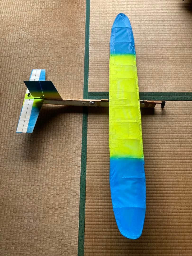 エレベーター等のヒンジ代わりに透明テープを使い作成したグライダー手渡し限定です。