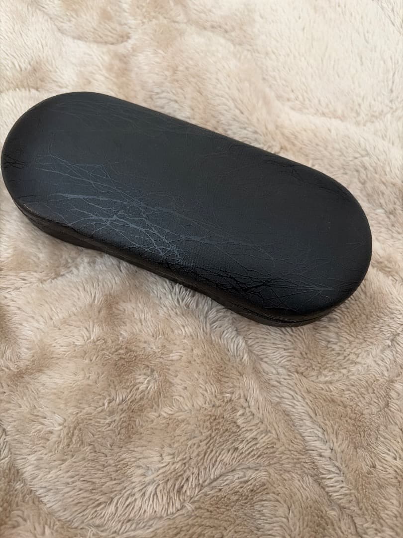 黒い楕円形メガネケース