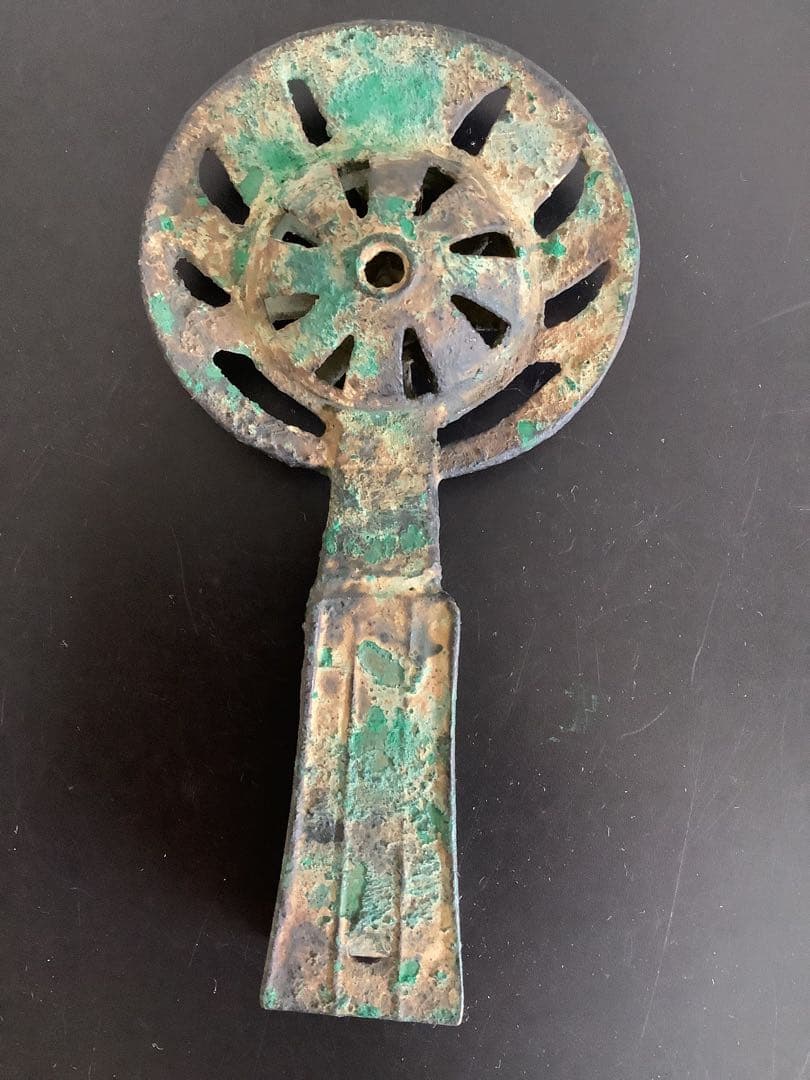 青銅の鑾　鈴　青銅製の古い装飾的な道具　緑青　高さ約17cm 320g