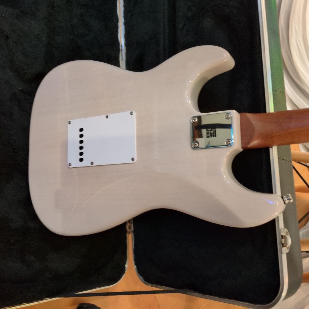 【美品　未使用】ストラトキャスタータイプギター ハードケース付き