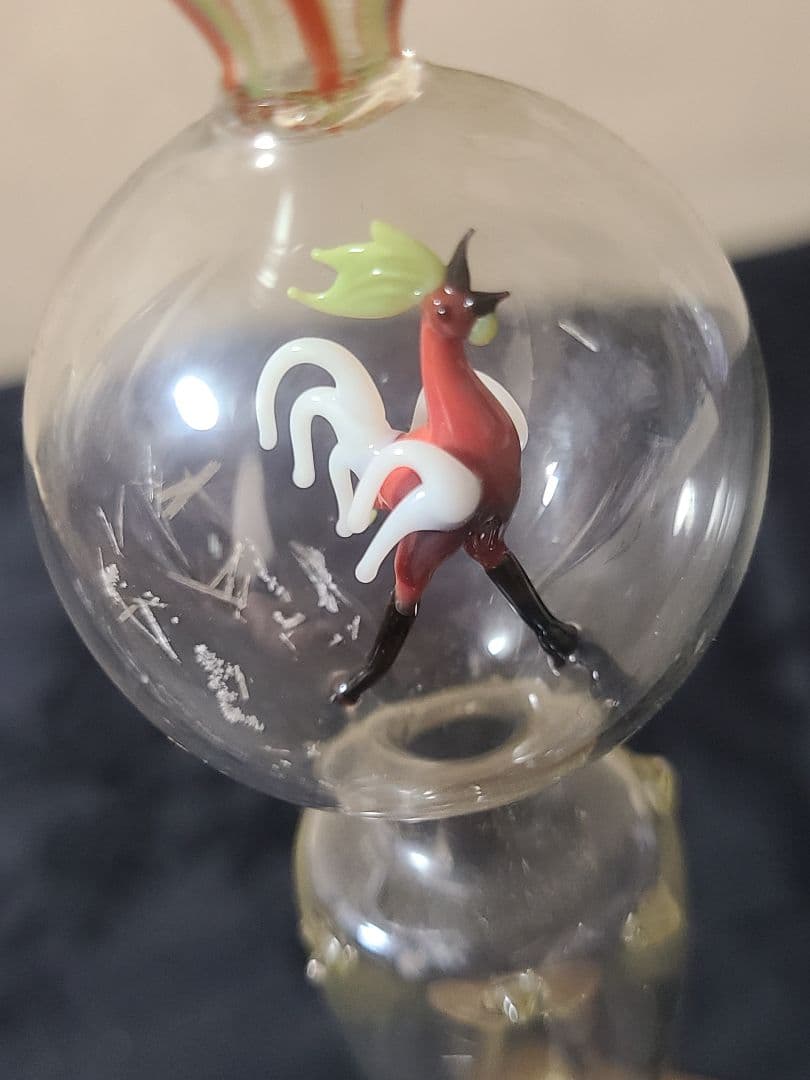 ビミニグラスワインまたはカクテルグラス赤のニワトリ