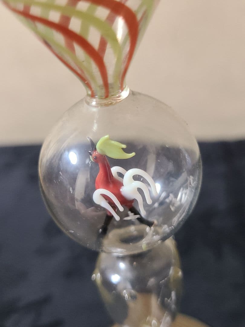 ビミニグラスワインまたはカクテルグラス赤のニワトリ