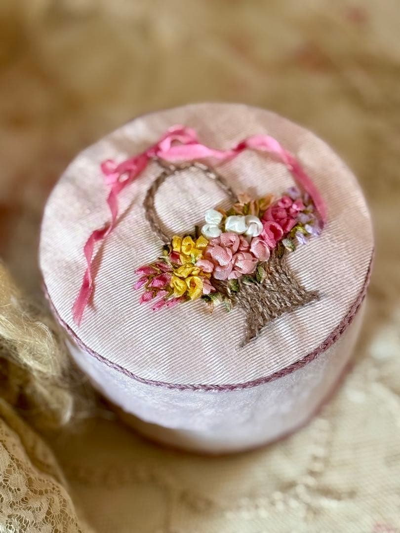 アンティーク　ミニョネット　ドール　リボン刺繍カルトナージュセット