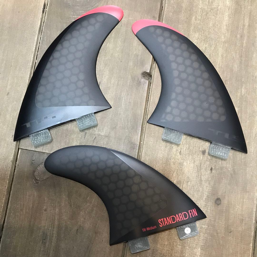 ツールスSTANDARD FIN サーフボードフィン 中型 黒/ピンク