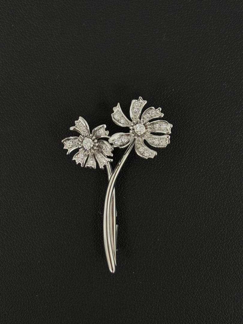 満月　K18WG お花モチーフダイヤモンドブローチ