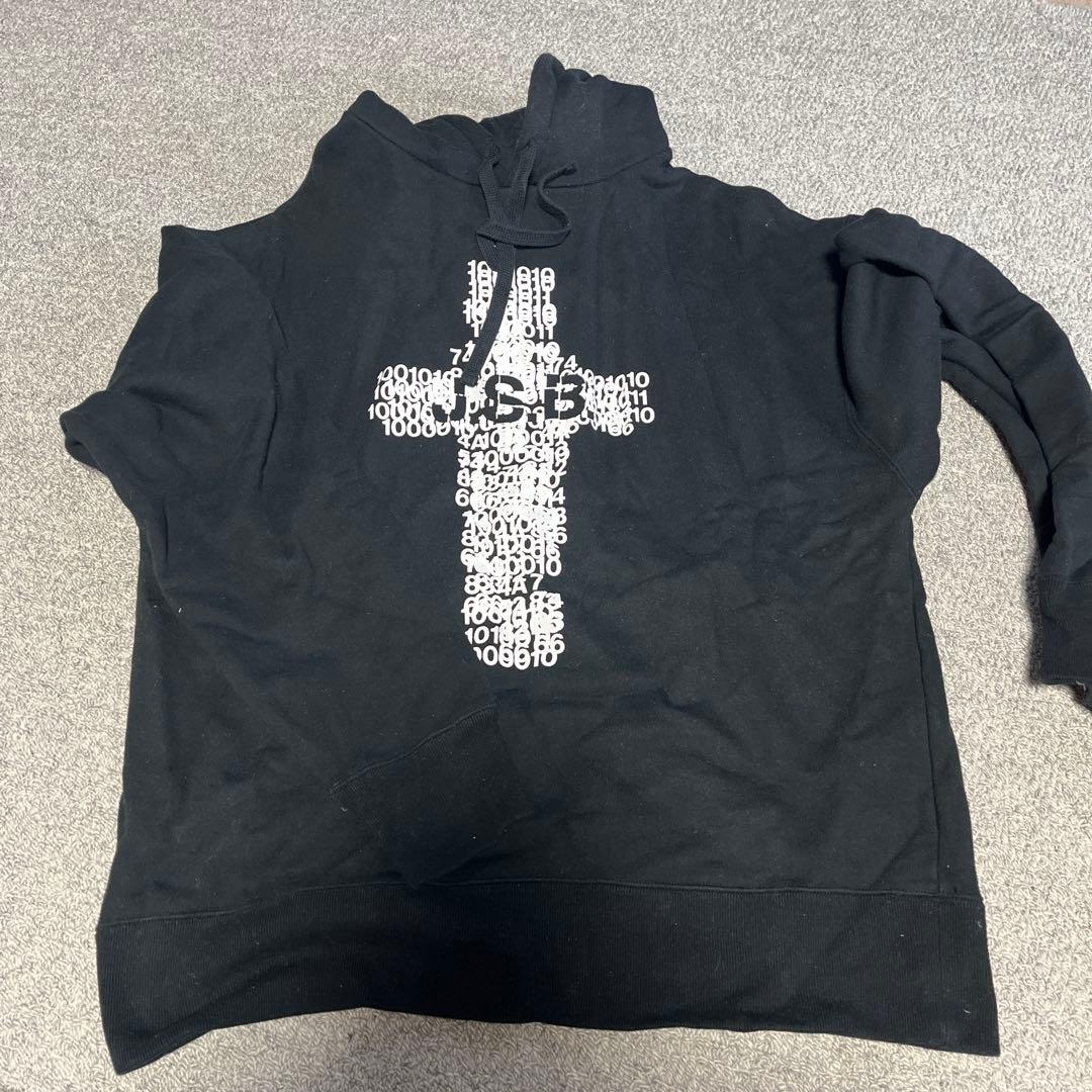 黒のフード付きスウェットシャツ