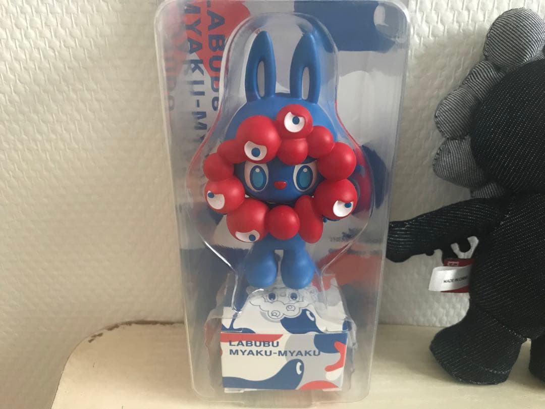 万博2025 黒　エドウィン　ミャクミャク×Labubu フィギュア　ラブブ