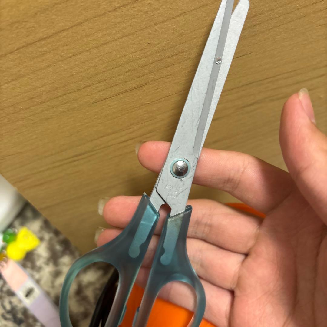 青色ハンドルの小型はさみ