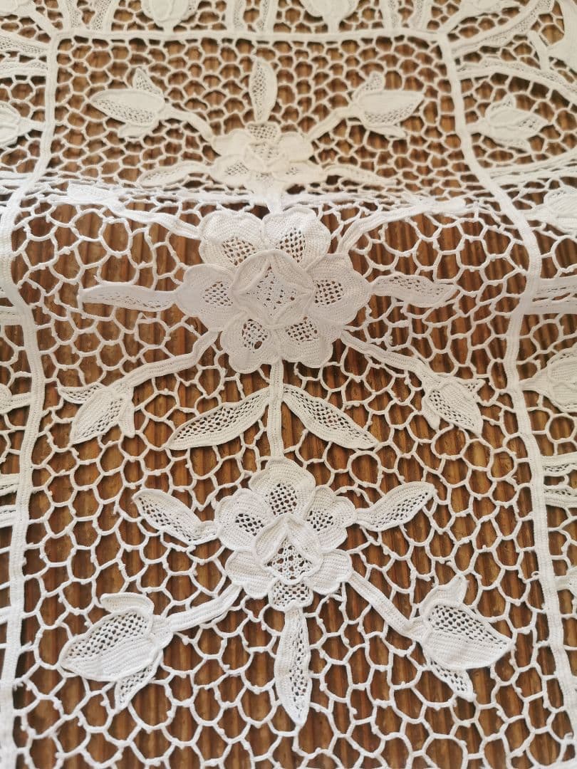 アンティーク イタリア ポワンドヴェニスローズ 薔薇と蕾 リネンレースランナー