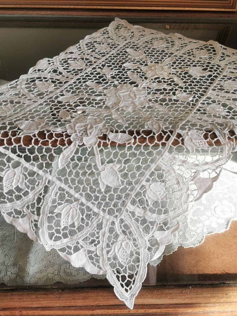 アンティーク イタリア ポワンドヴェニスローズ 薔薇と蕾 リネンレースランナー