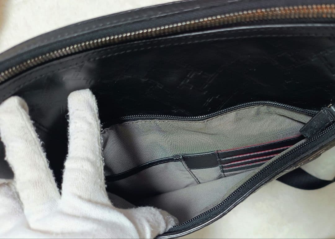 TUMI トゥミ ブラック レザーショルダーバッグ エンボス 型押し