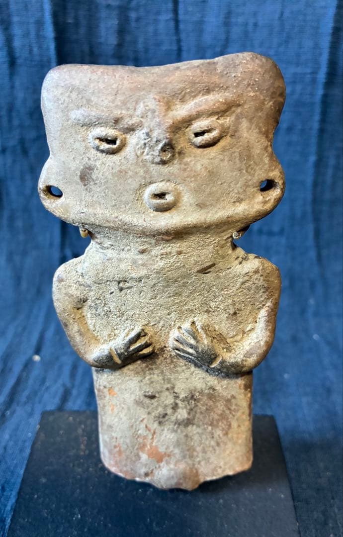 女性の土偶　発掘品　板状土偶　埴輪　縄文時代