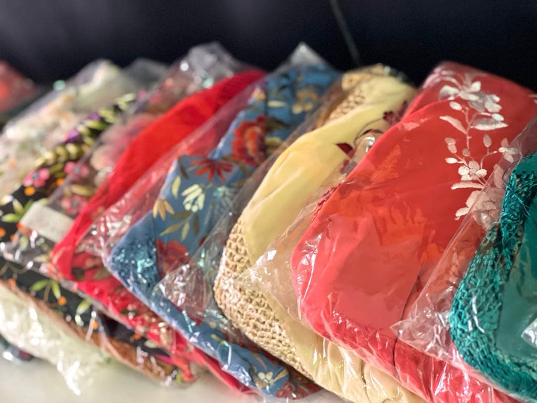 [新品] シルク製マントン　淡いベージュxボルドー(赤)刺繍　年内だけの特価‼️