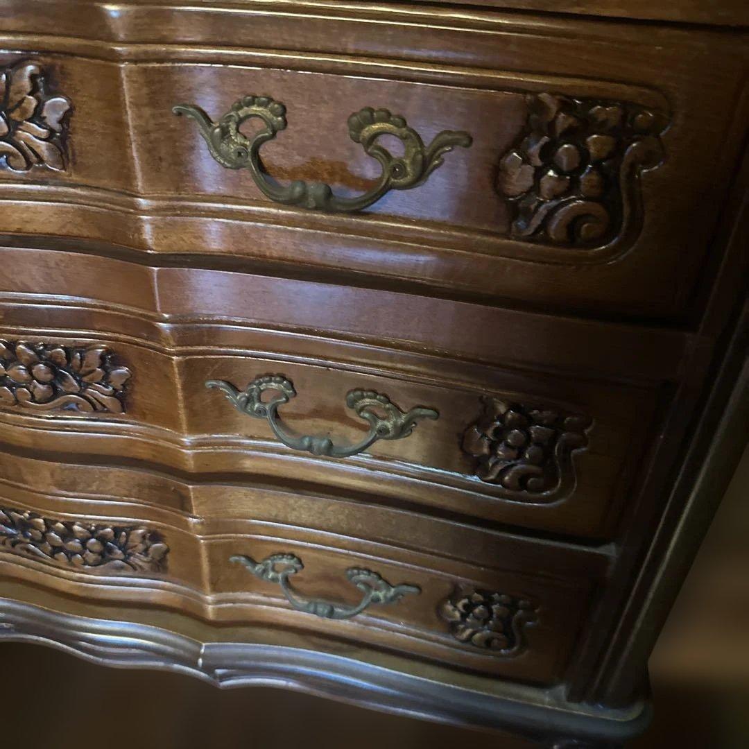 瞬間的❣️お値下げヴィンテージ　猫脚　装飾的な彫刻入り　木製チェスト