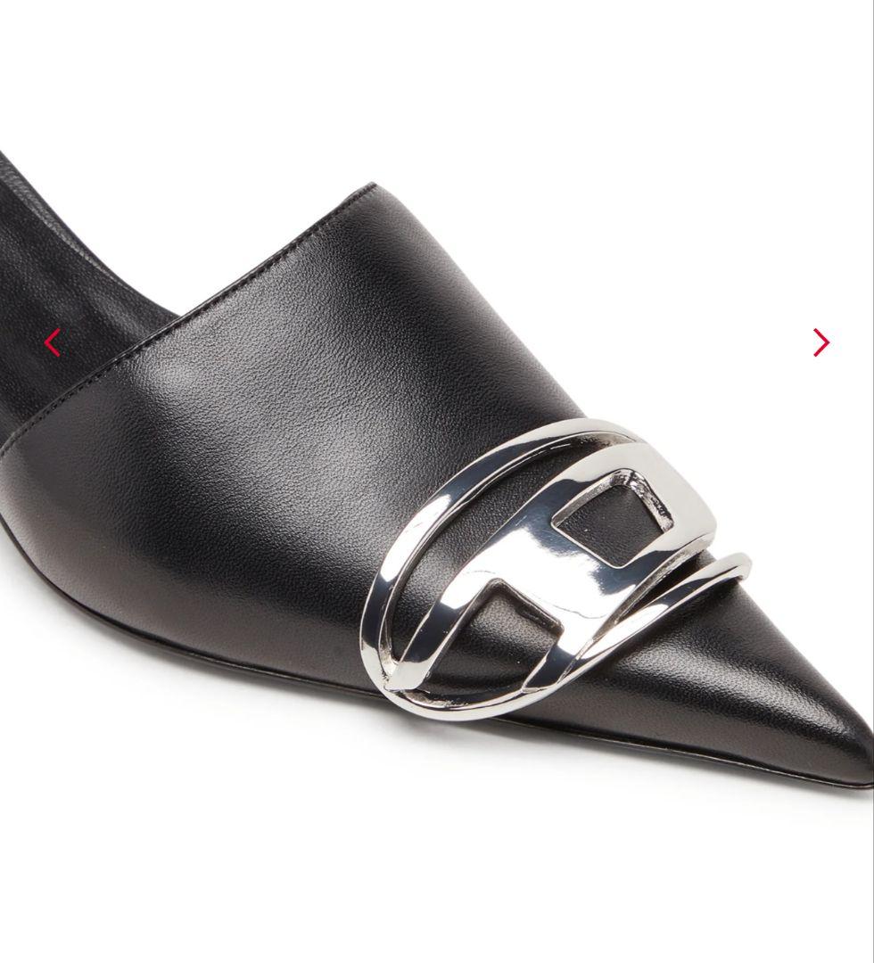 更にお値下げメタルバックル付き黒ポインテッドトゥサンダル