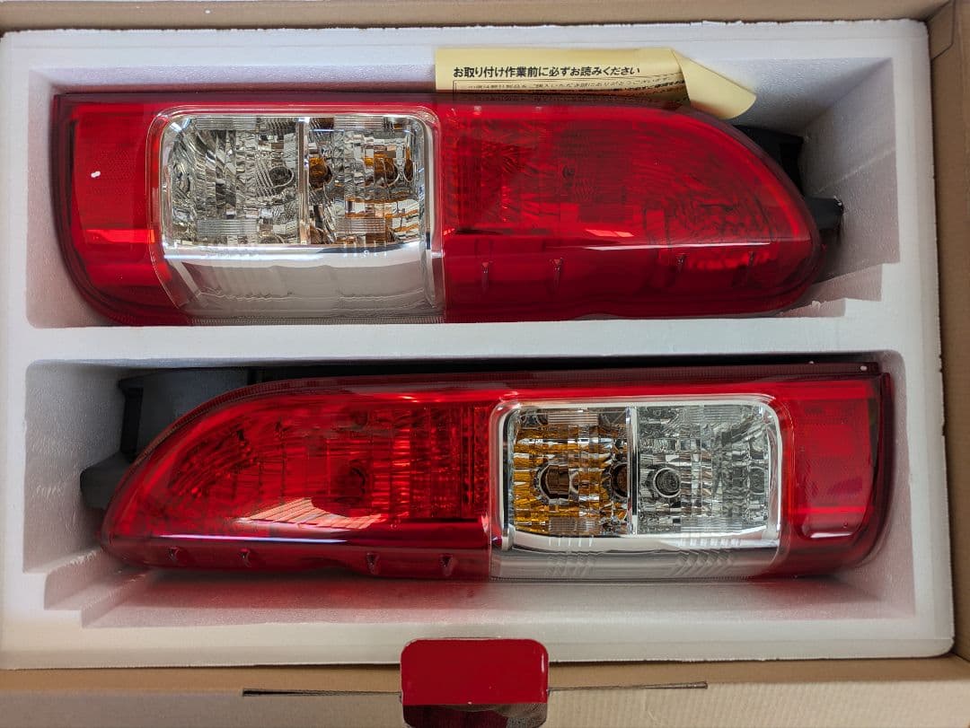 ハイエース8型　純正テールランプ　新車外し品　左右セット
