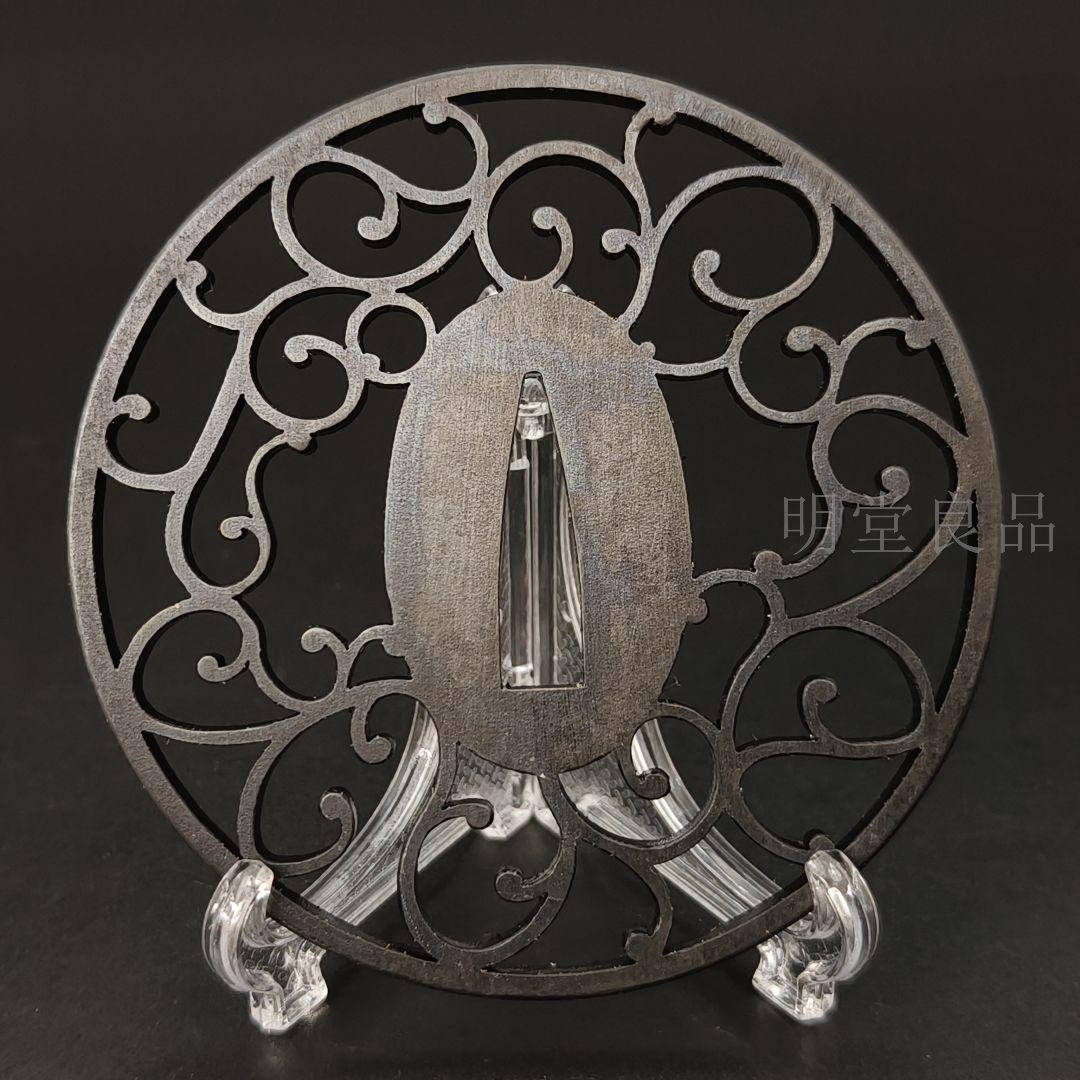 LH05　日本刀装具　刀鍔　唐草の図　鉄地　金工品　透　鍔　刀剣美術