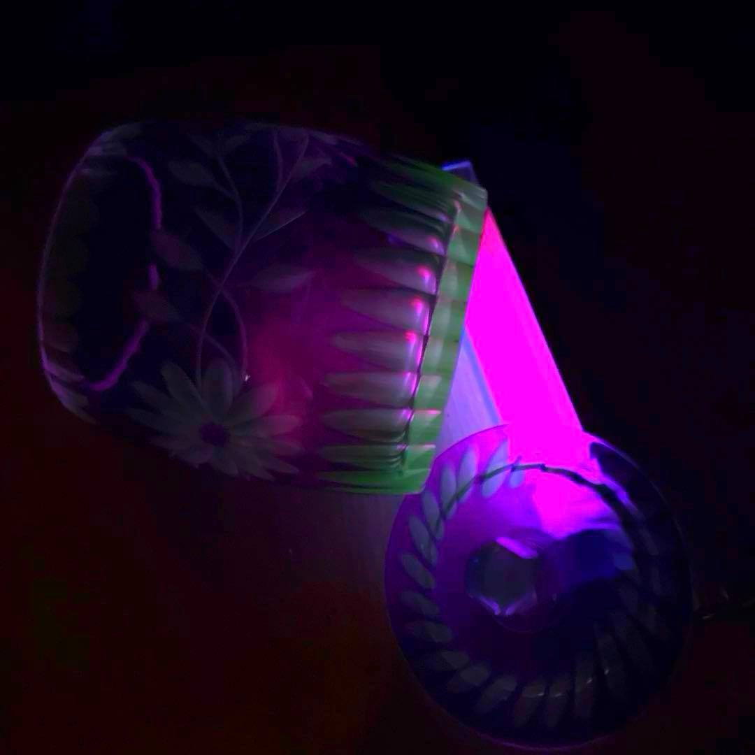 骨董　時代ガラス　青被せ切子　俵型洋花カット　希少ウランガラス　飴屋瓶　菓子瓶