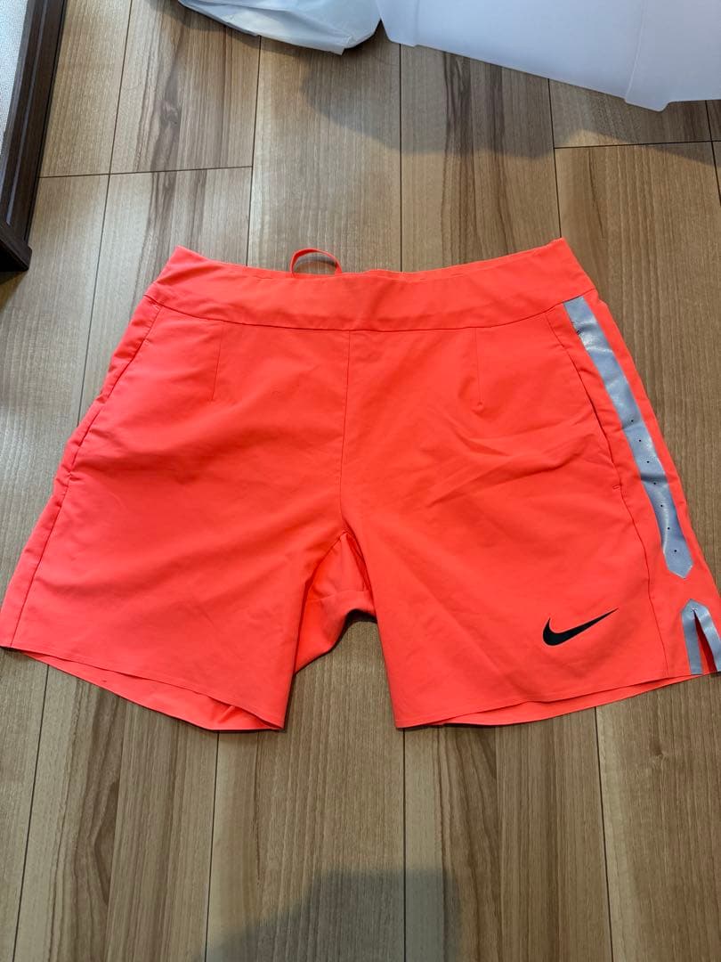 Nike ロジャー・フェデラーモデル　リフレクター付きオレンジハーフパンツ
