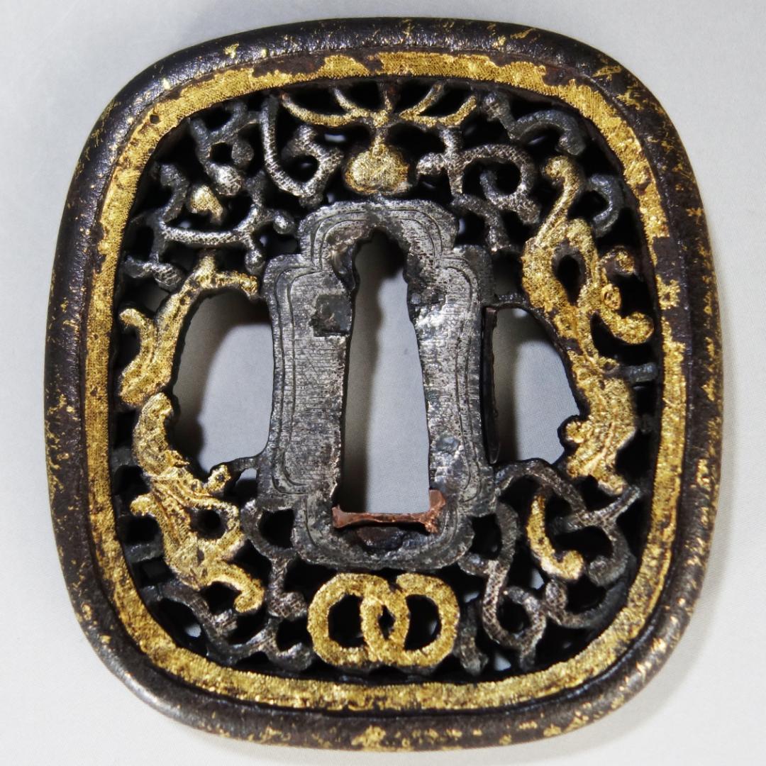 【珠追双龍唐草透 南蛮鍔 鉄地 金銀布目象嵌】 鍔 鐔 刀装具 武具 骨董