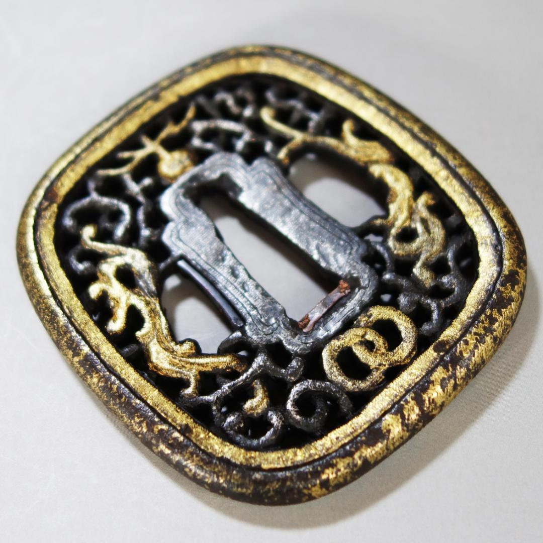 【珠追双龍唐草透 南蛮鍔 鉄地 金銀布目象嵌】 鍔 鐔 刀装具 武具 骨董