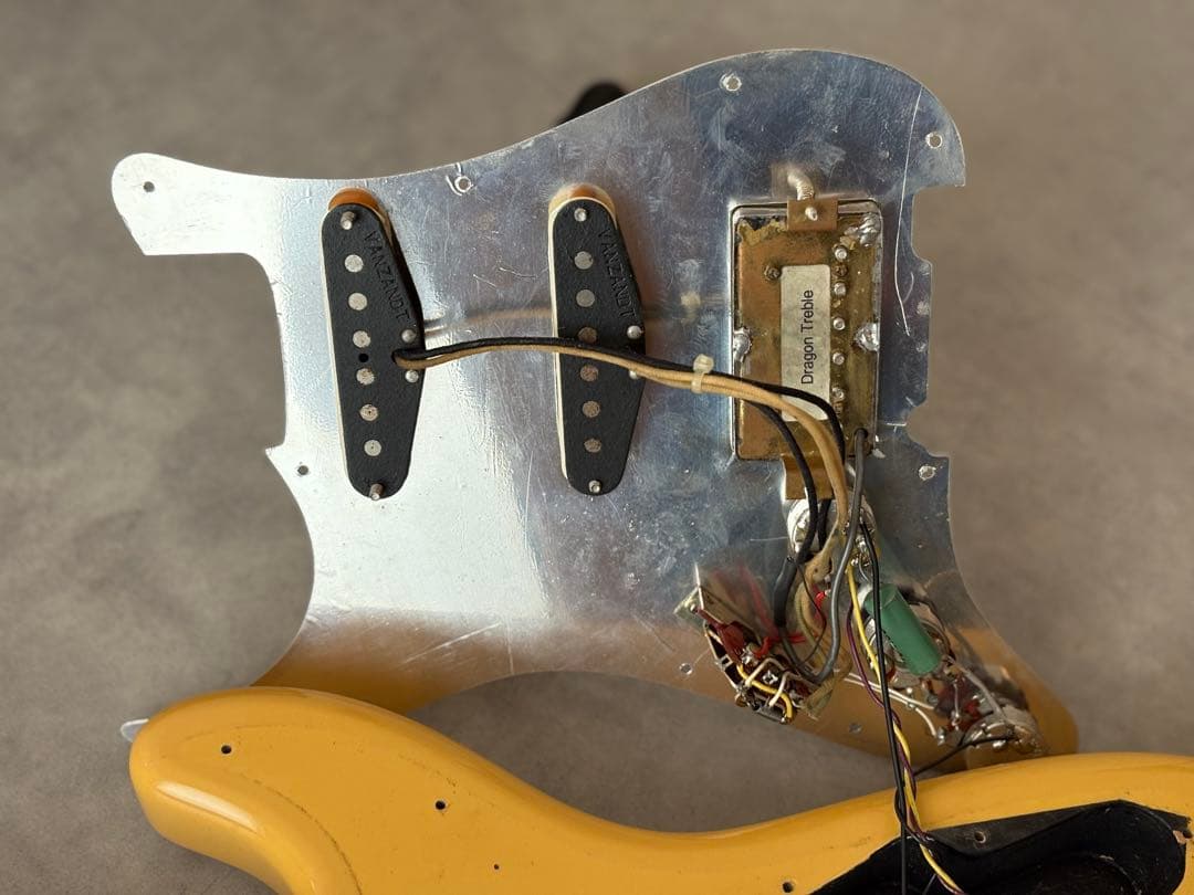 K.Nyuiエレキギター イエロー