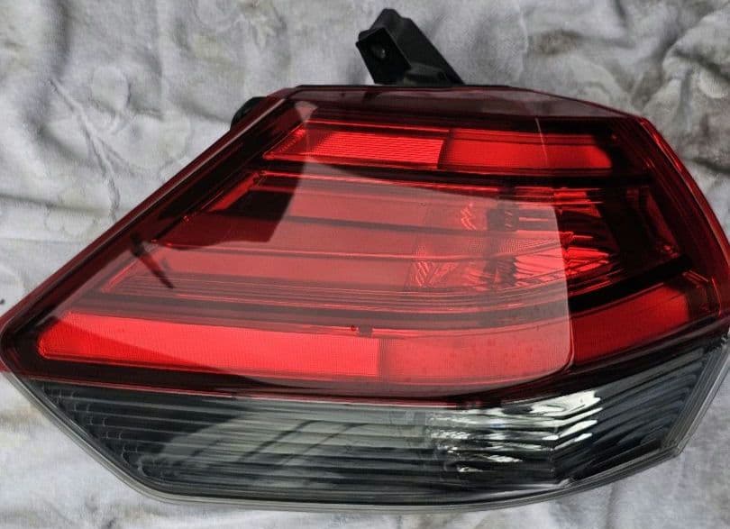 エクストレイルT32 後期テールランプL（助手席側）セット