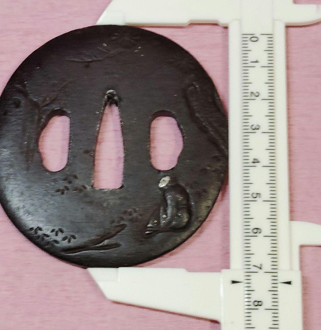 刀装具 鐔 鍔 無銘 鉄地 金銀象嵌 人物花見図彫 丸形鐔 時代物