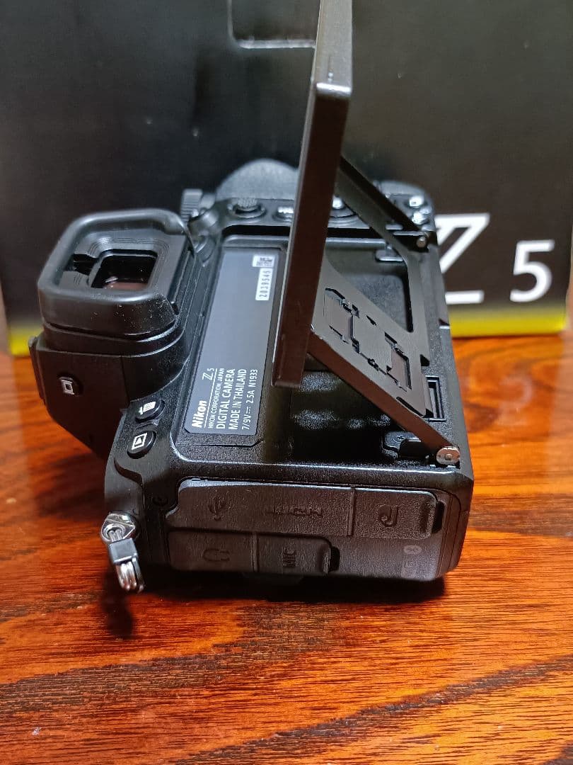 Nikon Z5 ミラーレス一眼カメラ　ショット数3500弱（ガイド本付き）