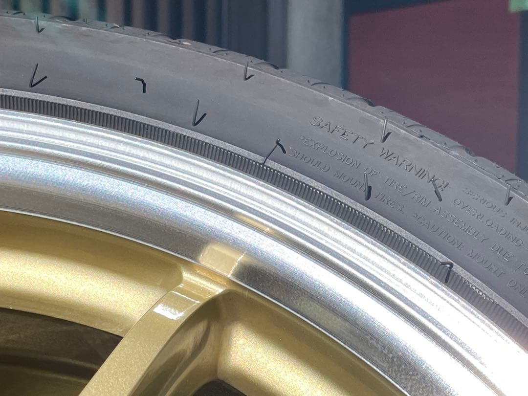 スタッドレスタイヤ、18インチ ホイール4本セット　ガリ傷無し　使用期間3ヶ月