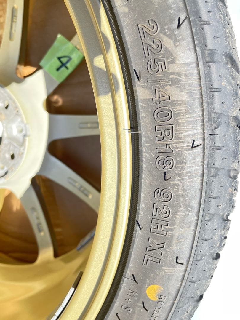 スタッドレスタイヤ、18インチ ホイール4本セット　ガリ傷無し　使用期間3ヶ月