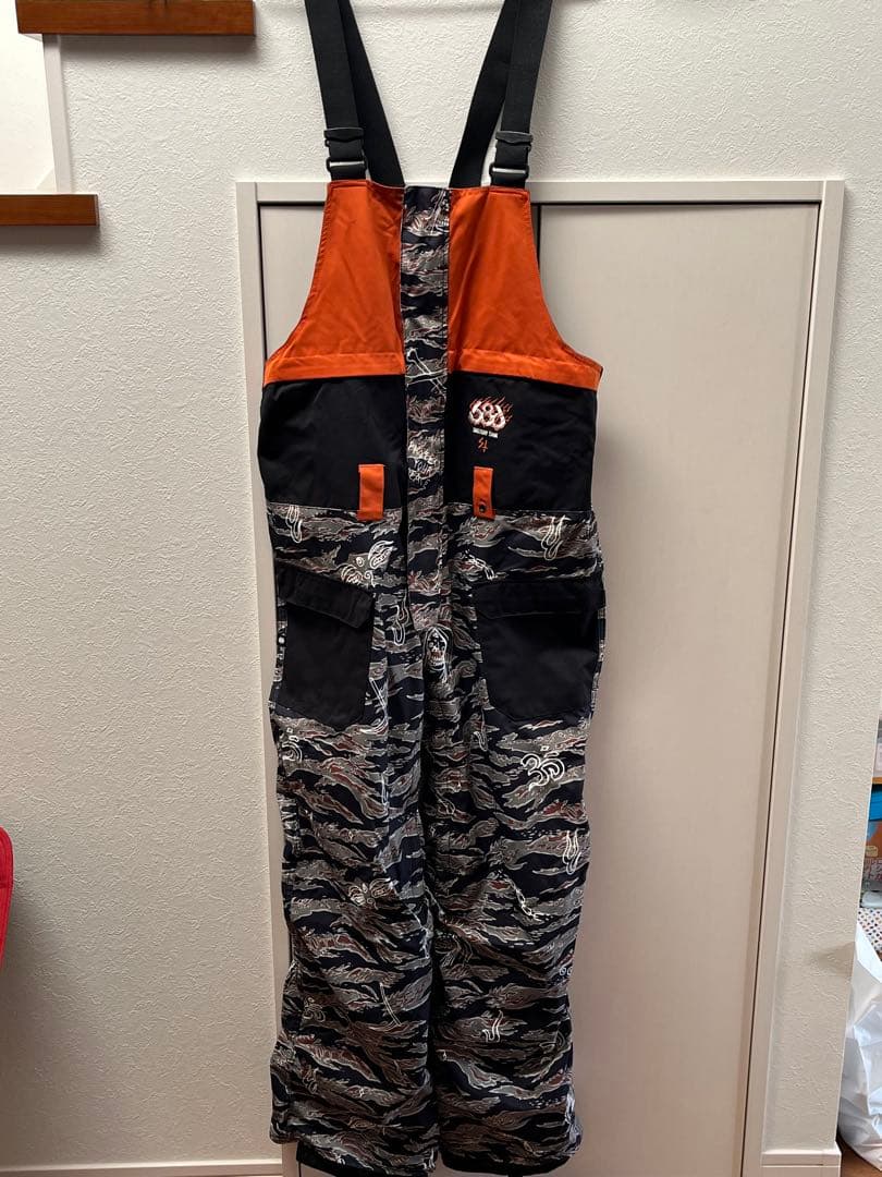 686 ✖️ SKETCHY TANK ビブパン