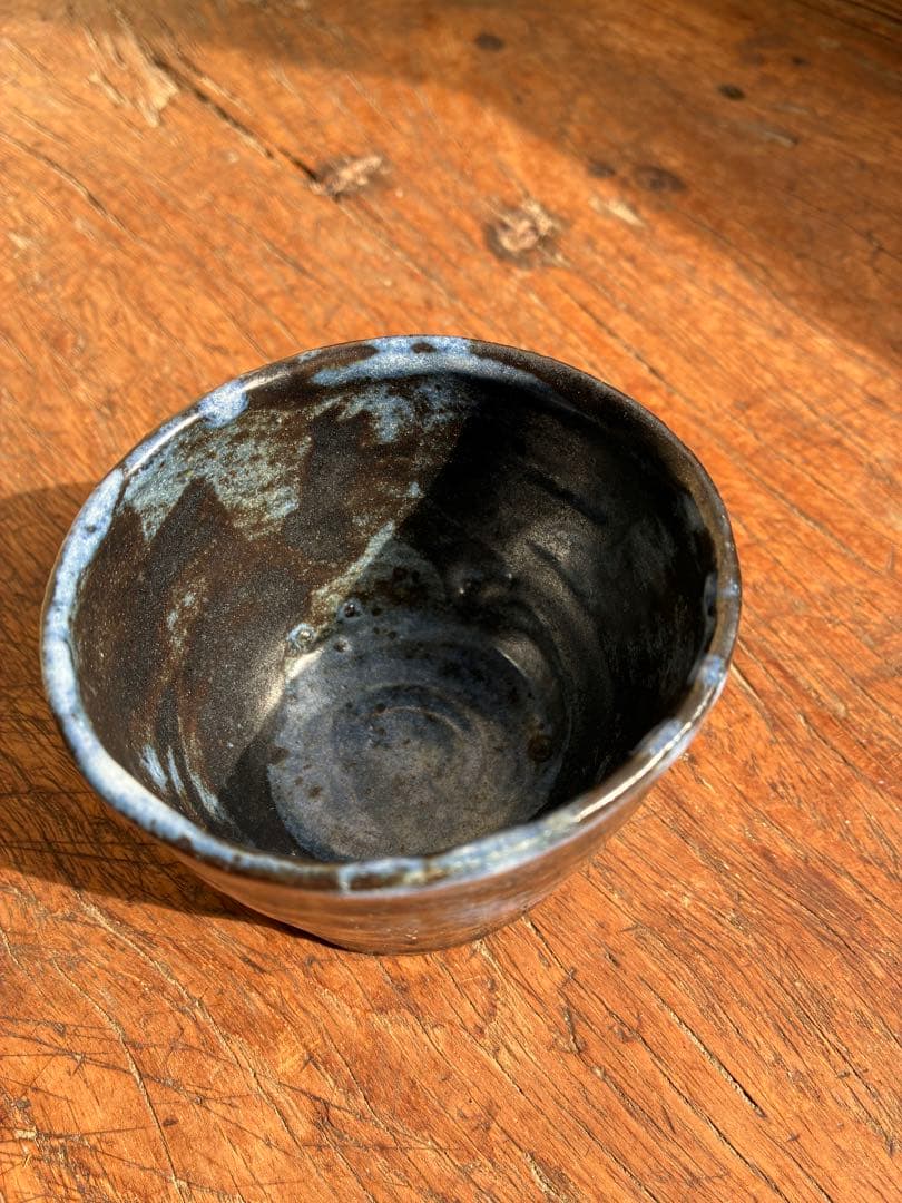 小野哲平作 黒色陶器カップ 青色の縁取り