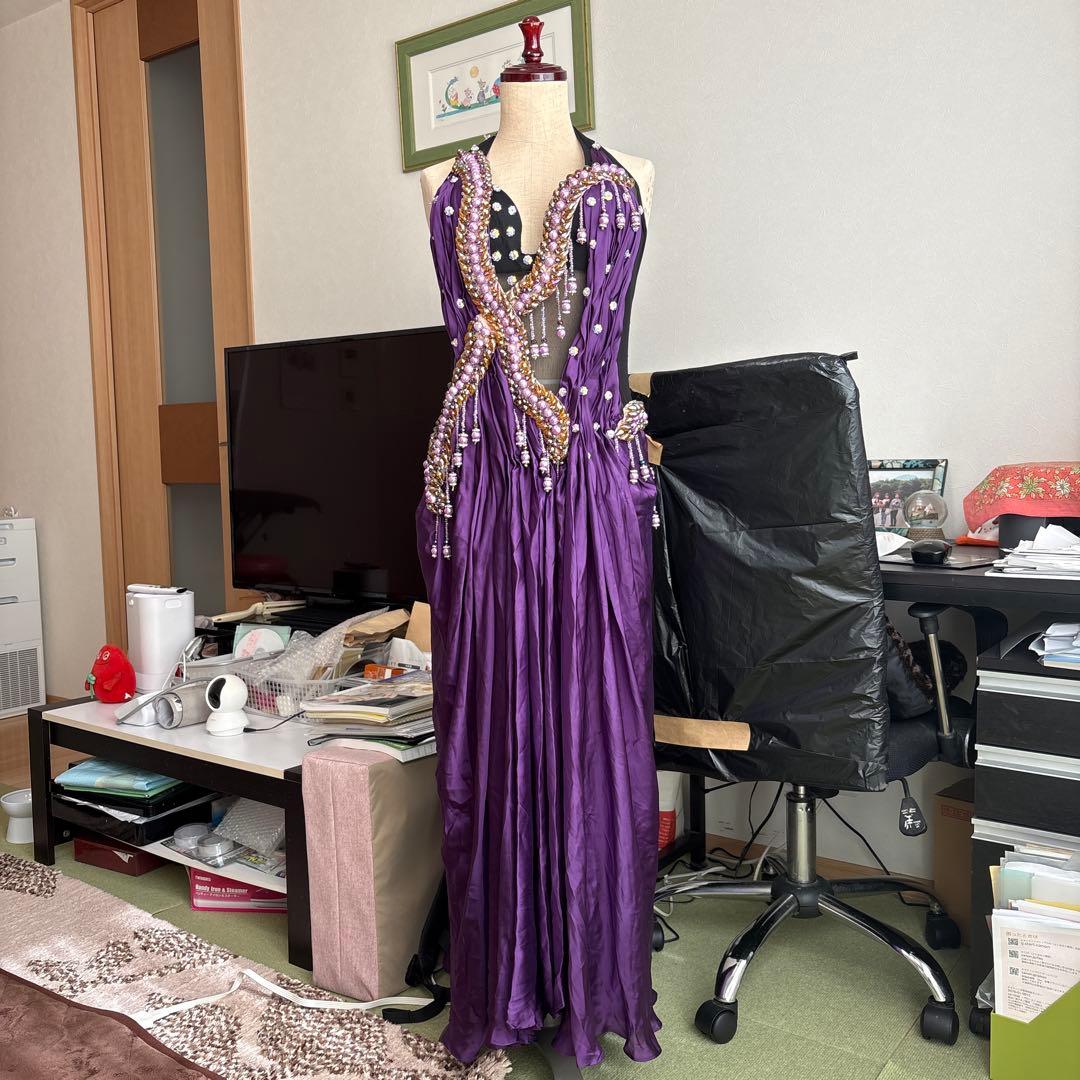 紫のビーズ装飾ロングドレス