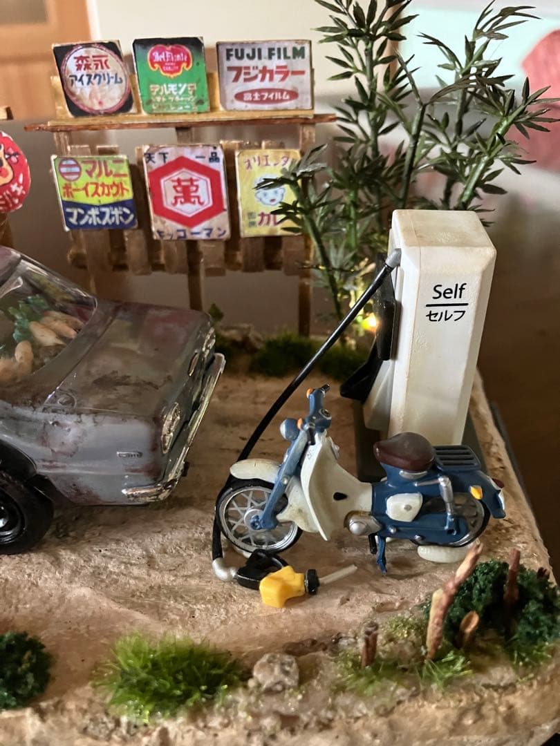 昭和レトロな風景 旧車 日産スカイラインGT-R ガソリンスタンド スパーカブ