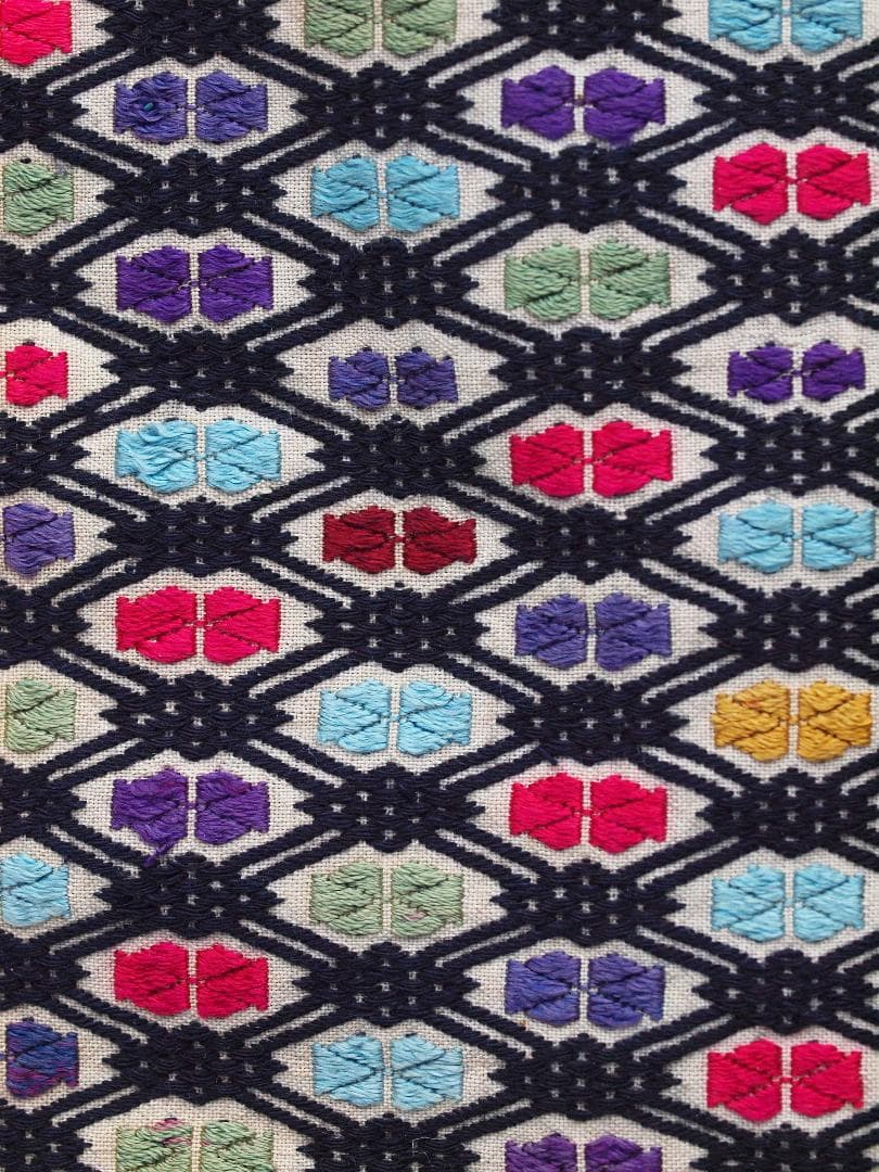 中国貴州省で入手、約300の格子状菱形紋に6花弁紋を加えた、少数民ミャオの刺繍布