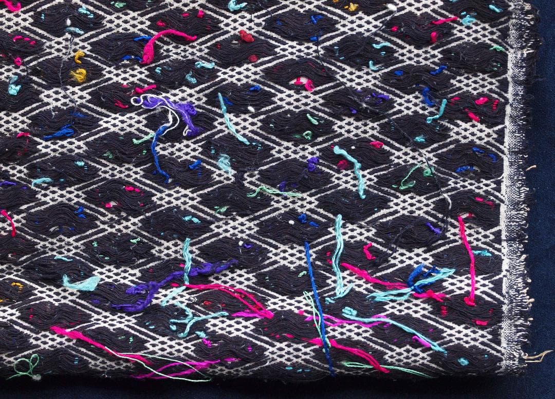 中国貴州省で入手、約300の格子状菱形紋に6花弁紋を加えた、少数民ミャオの刺繍布