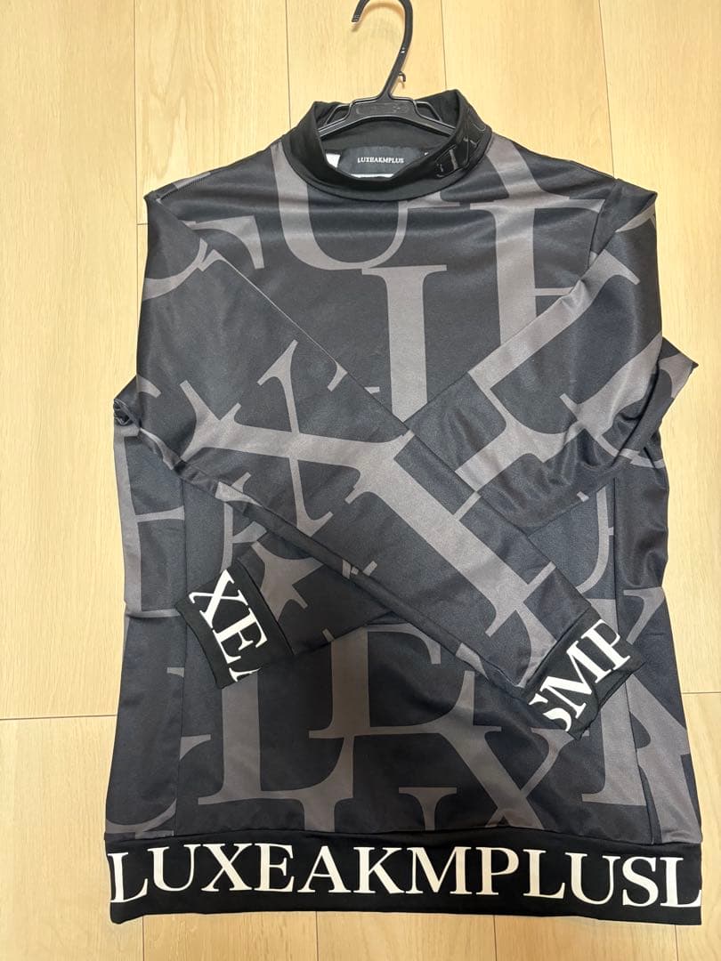 LUXEAKMPLUS ロゴデザインシャツ