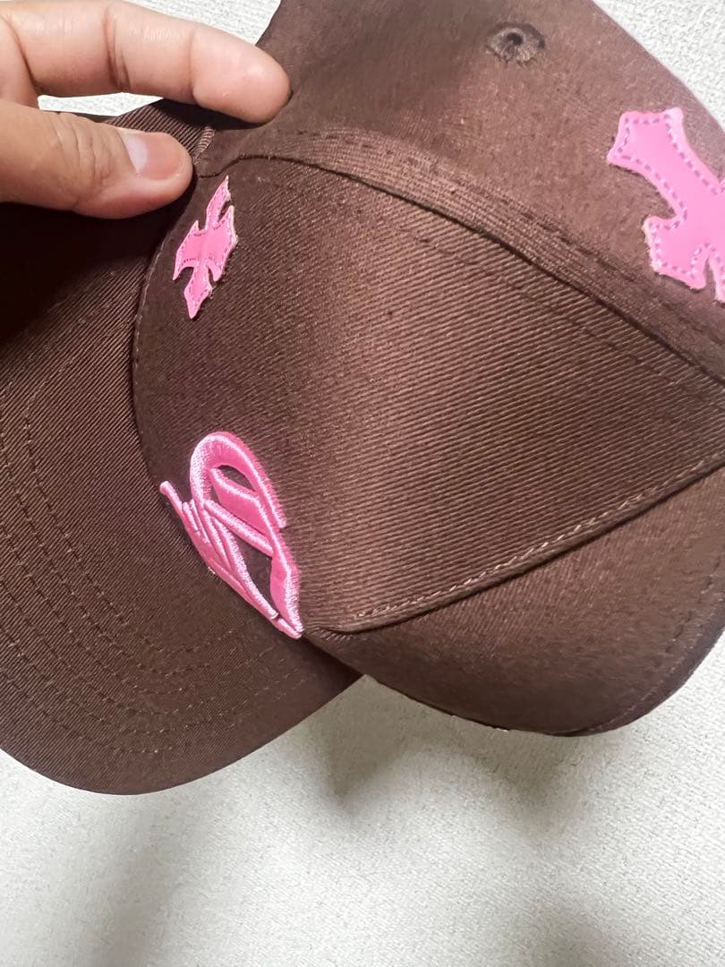 ブラウン ピンク刺繍 スナップバックキャップ
