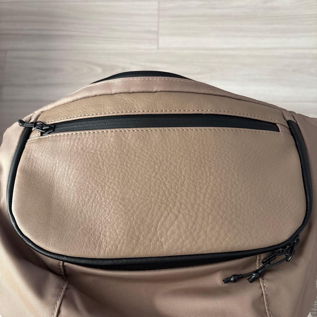 レザーフラップジップショルダーバッグ/ボディバッグ　ベージュ　イアパピヨネ