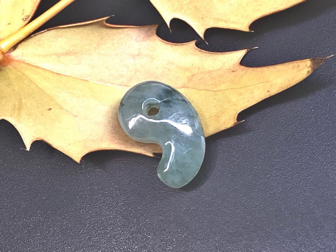 ✳鑑別書を取得するほどの驚きの透明感‼️糸魚川翡翠ジェダイト勾玉　コレクションに‼️