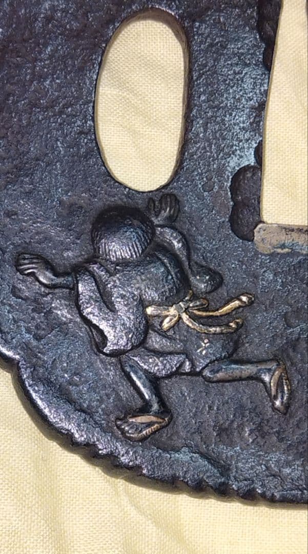 希少　鉄地大鍔　鐔　(羽州庄内之住　正阿弥清成作　獅子舞の図)　鈴木清成　箱付き