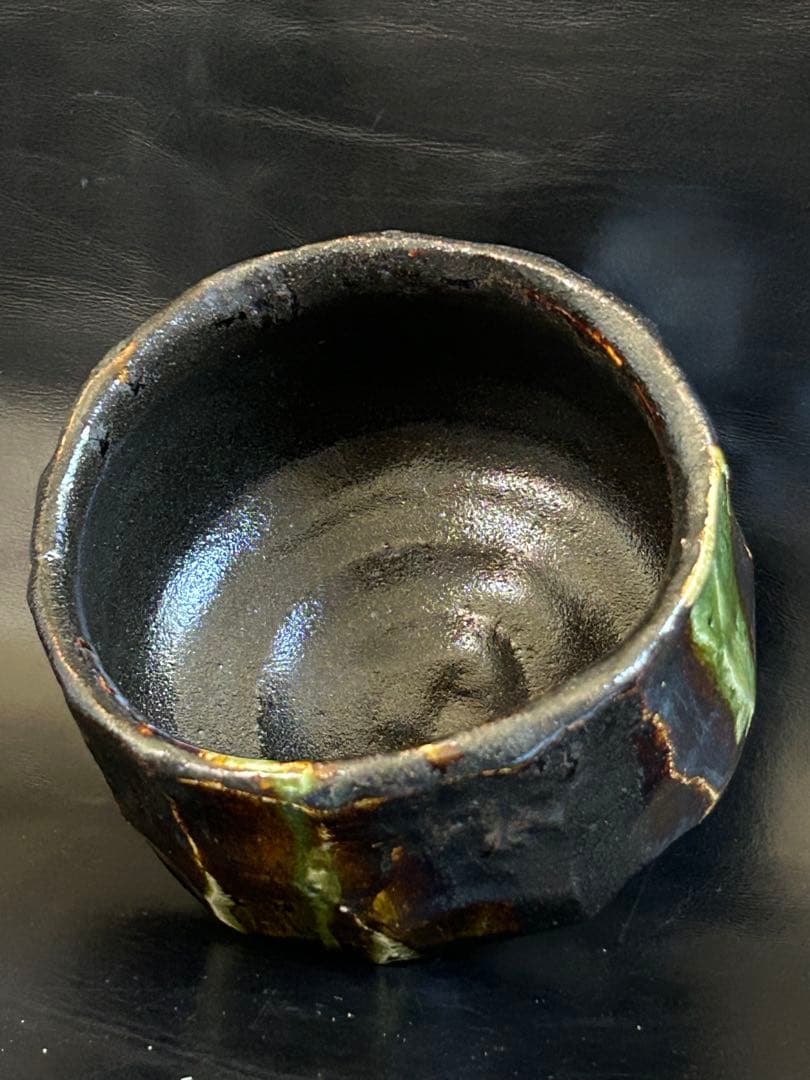 至高の究極の美◾️蔵から美しい形状と深みのある茶色と緑色の釉薬の抹茶茶碗が出てきた