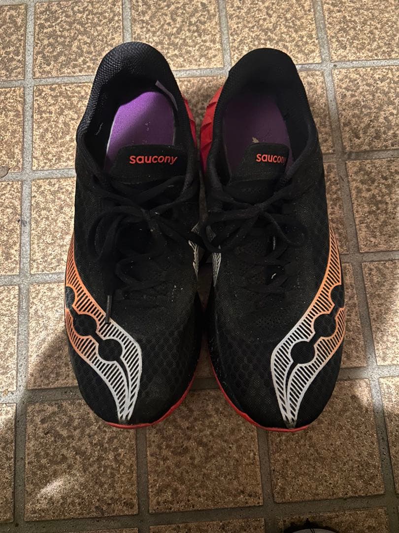 Saucony スパイクシューズ 黒/オレンジ